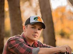 Artist Travis Denning